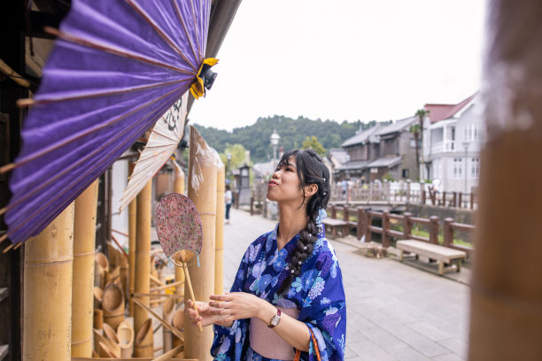 十几岁的女孩在浴田参观日本传统的竹节(takeakari)图片下载