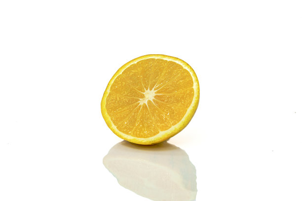 白色背景上的半橘色图片下载