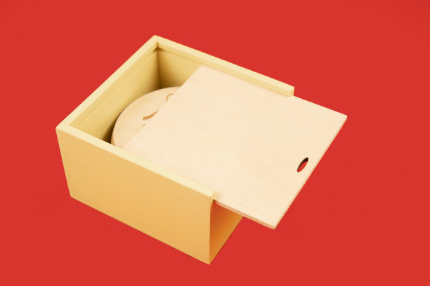 节日礼品木箱上隔离红色营销模拟概念模式与空白复制空间为您的文字这里图片下载