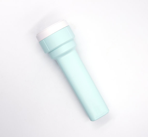 蓝色火炬或光俯视图照片上的白色背景。用于野营或夜间行走的孤立袖珍闪电设备。徒步旅行光处理。带电池的Led灯。搜索或可见性概念图片下载