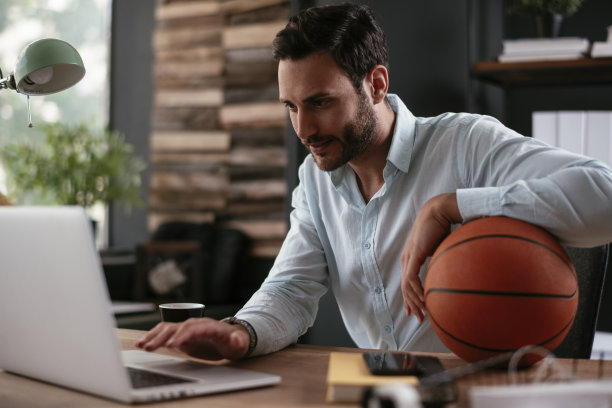 用笔记本电脑进行视频通话的商人。图片下载