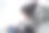 一个7岁的男孩在冬天的室外看智能手机图片下载