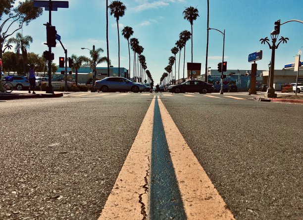 沿着街道——双黄线——递减的视角图片下载