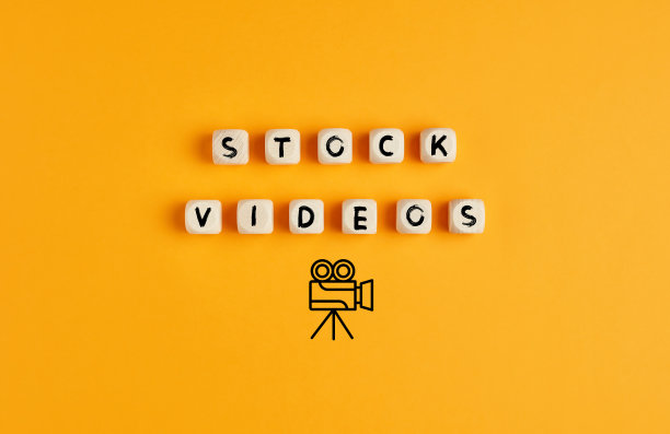 这些文字在带有摄像头图标的木制立方体上储存视频。库存视频或素材库的概念。图片下载