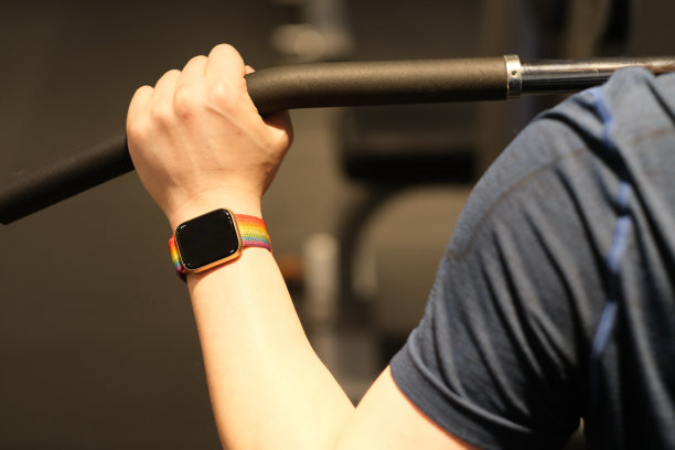 戴着智能手表靠近男人的手臂，在健身房锻炼图片下载