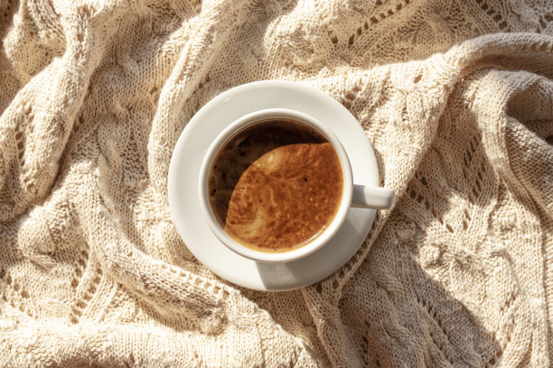 在舒适的针织毯子上喝杯咖啡或热巧克力，俯视图图片下载