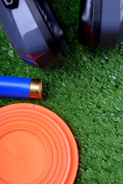 飞行靶板，噪声抑制耳机和一个炮弹图片下载