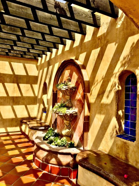 彩色瓷砖在阳光下呈阴影状图片下载