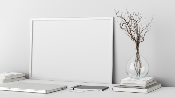 水平海报框架模型在白色的家庭工作室工作空间的白色桌子上。侧视图，剪贴路径周围的海报图片。图片下载