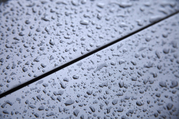 水滴聚集在汽车金属表面图片下载