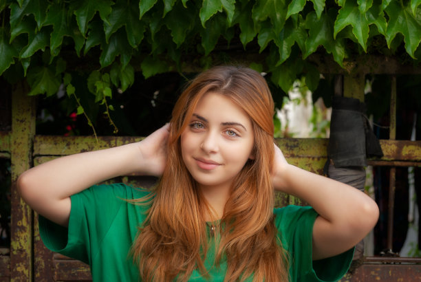 第比利斯一个美丽少女的特写。格鲁吉亚首都图片下载