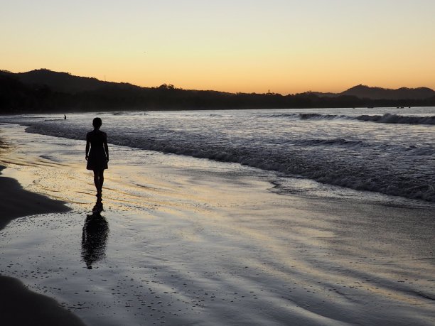 哥斯达黎加海滩上的一个女孩图片下载