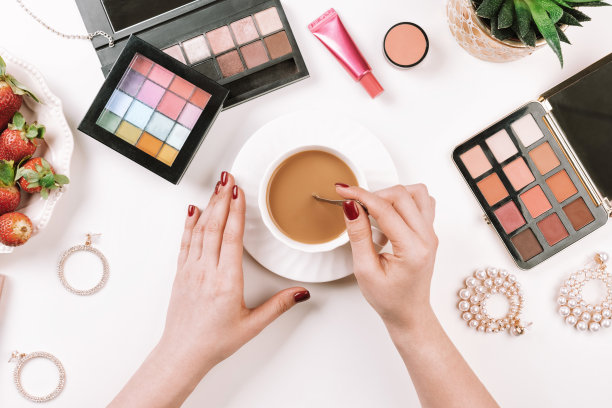 美女平躺构图用女性的手图片下载