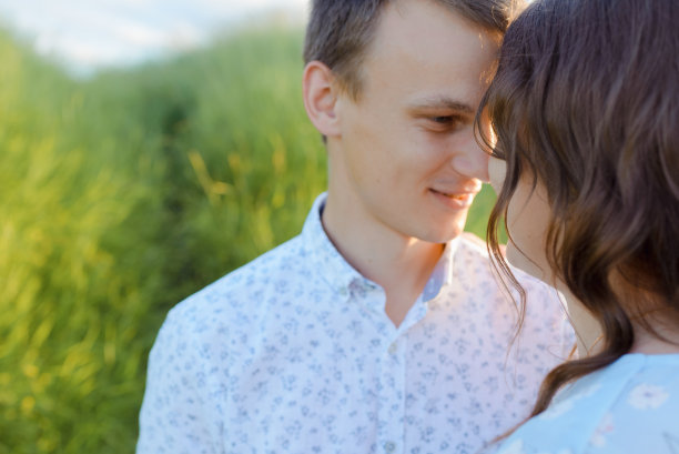 孕妇与丈夫在日落时亲吻图片下载