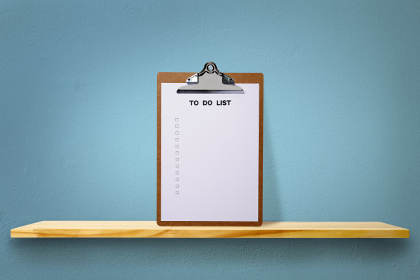 木质架子上有待办事项列表的立式剪贴板图片下载