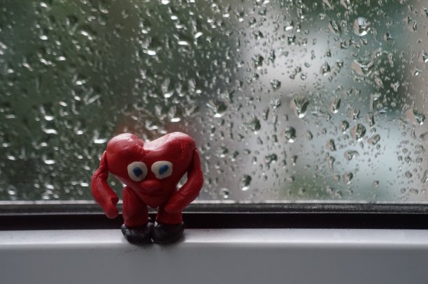 湿窗上的橡皮泥做的红心。图片下载