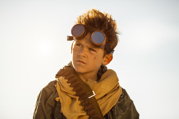 末日后的战士男孩在荒原的户外图片下载