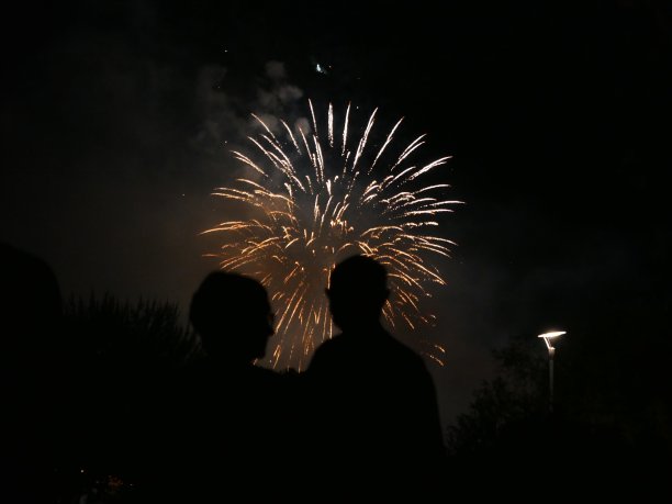一对在黑暗中看烟花的夫妇图片下载