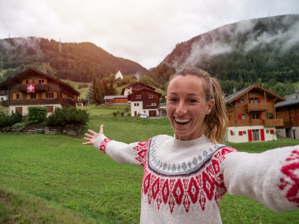 一名女子在瑞士村庄自拍图片下载