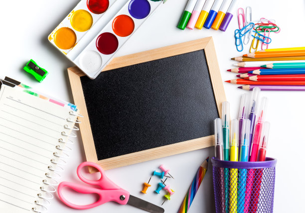 照片的办公室和学生装备在白色的背景-回到学校的概念图片下载