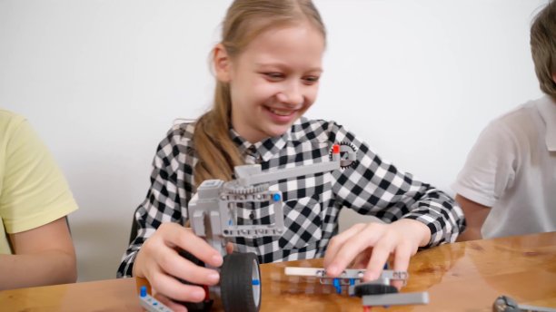 女孩玩得很开心，用工具箱。图片下载