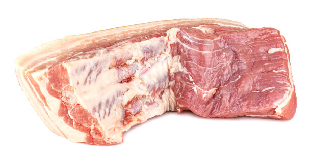 未煮的新鲜五花肉块特写孤立在白色的背景图片下载