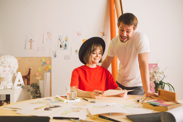 美术设计师团队在工作室创作卡通。艺术学院广告摄影或艺术博客摄影图片下载