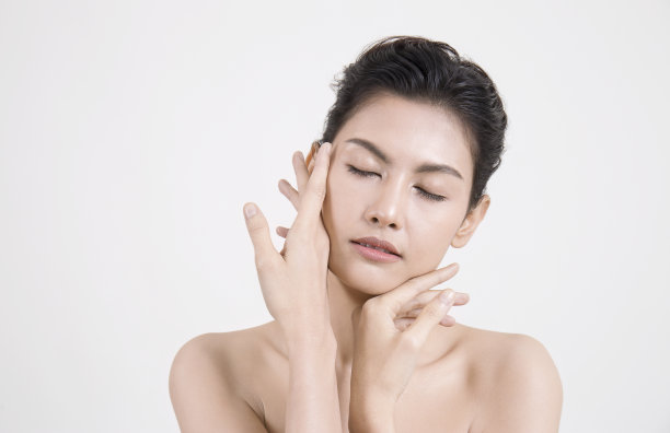 亚洲美女清透健康完美肌肤特写，亚洲美丽的韩国女孩微笑的脸。美容诊所焕发彩妆面部护理护肤概念图片下载