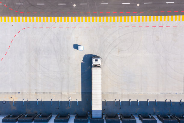 货物仓库鸟瞰图。物流中心位于工业城区上空。物流中心货车装车鸟瞰图库存照片图片下载