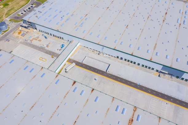 货物仓库鸟瞰图。物流中心位于工业城区上空。物流中心货车装车鸟瞰图库存照片图片下载