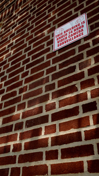 红砖大厦上的保安标志图片下载