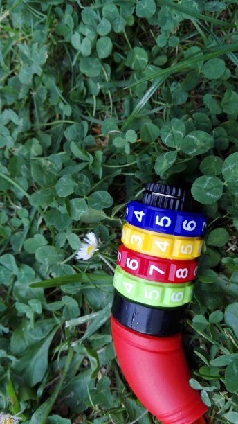 草地上五颜六色的组合锁灯图片下载