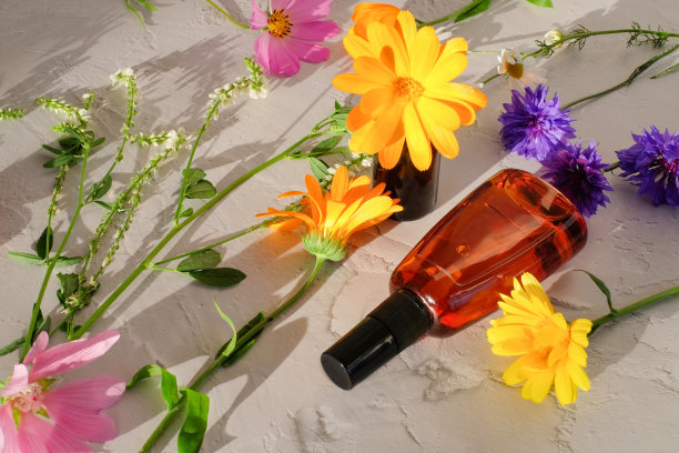 瓶身以天然的灵丹妙药和五彩缤纷的花朵围绕，作为天然的化妆品概念图片下载