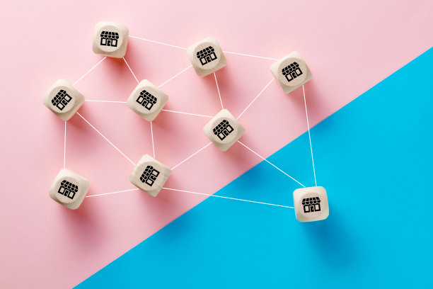 特许经营、业务增长和物流理念。带有商店图标的木制立方体通过线条相互连接。图片下载