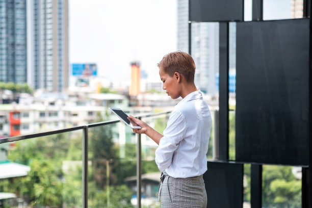 商业女性户外在城市商务区库存照片图片下载