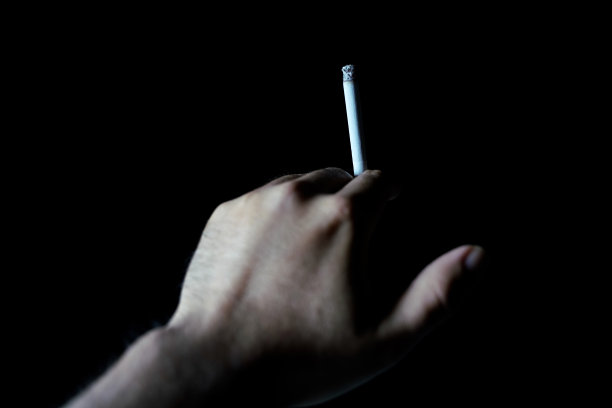 男手拿着香烟背景暗图片下载