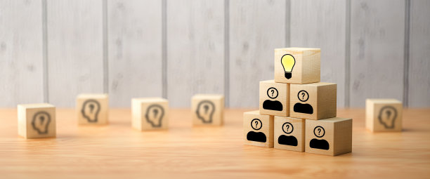 立方体显示一个头脑风暴会议- 3d插图图片下载