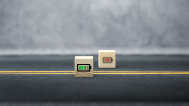 立方体充满电的电池符号和一个立方体出焦点与低能源符号- 3d插图图片下载