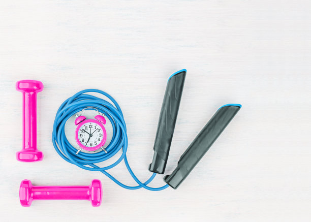 运动器材在一个轻木背景与复印空间。图片下载