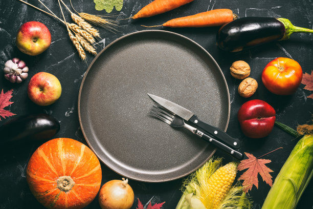 空盘子，餐具和框架的秋天水果和蔬菜在一个黑色的石头背景。健康的有机食品。俯视图，平放，复制空间。图片下载