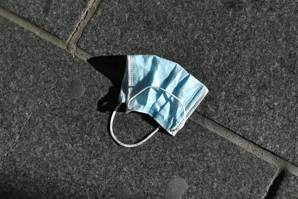 防护面罩被丢弃扔在大街上图片下载