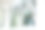 冠状病毒隔离。老人戴着防护口罩躲在窗户后面，避免被COVID-19传染——责任和预防理念图片下载