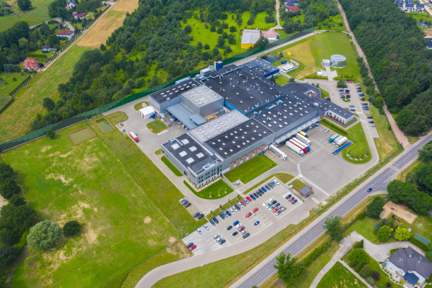 货物仓库鸟瞰图。物流中心位于工业城区上空。物流中心货车装车鸟瞰图库存照片图片下载