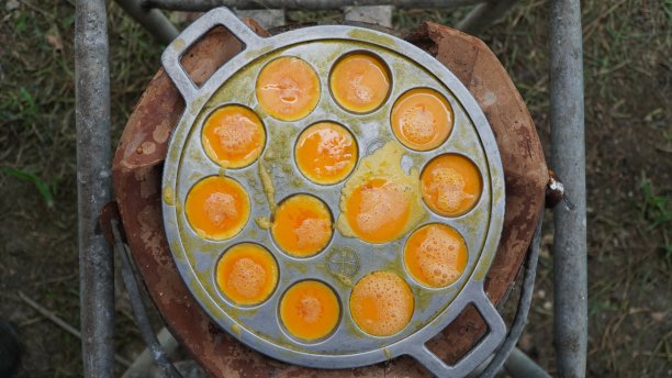 传统泰国街头甜点(Khanom Krok)。街头小贩做的椰米煎饼。图片下载