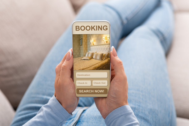 女孩准备旅行，在手机应用上选择酒店图片下载