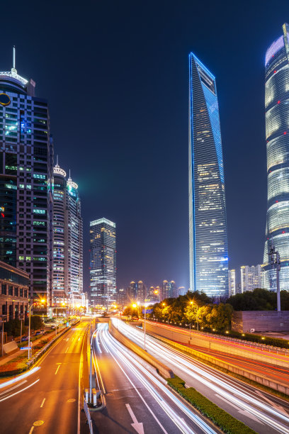 上海金融中心大厦及街道照明图片下载