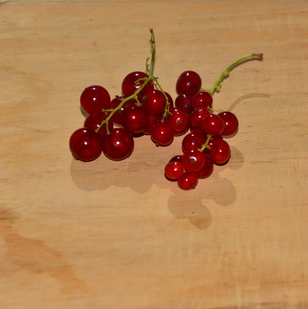 新鲜的红醋栗，放在木板上图片下载