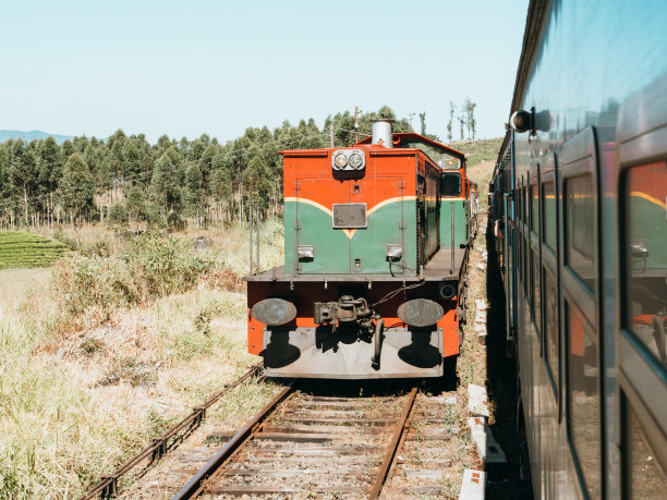 从蓝色火车经过火车站的视角图片下载