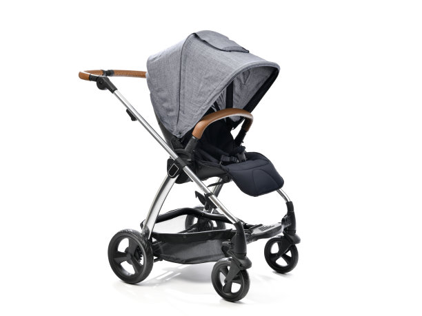 现代婴儿车与铬完成孤立在白色背景图片下载