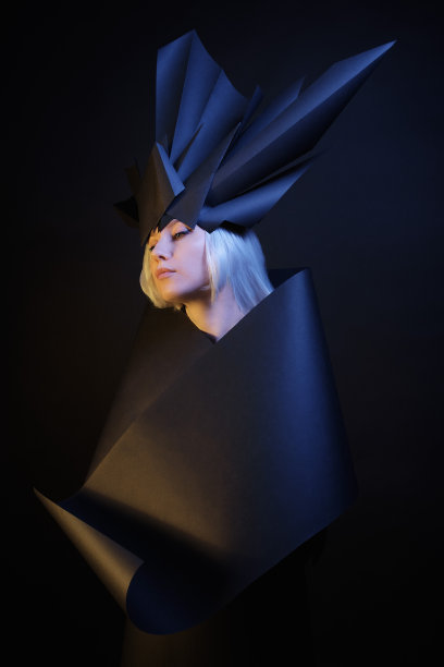 金发碧眼，头顶黑色皇冠图片下载